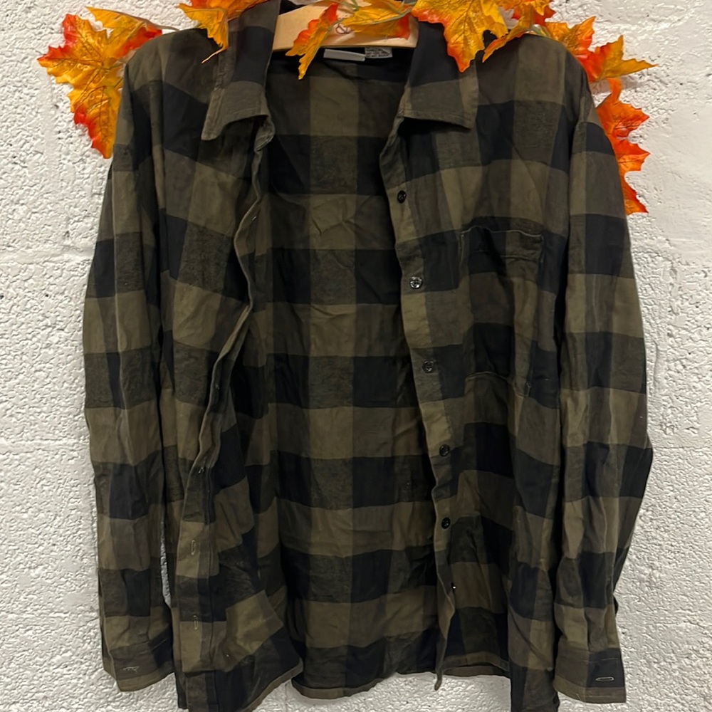 🍂Green and black/brown plaid NEWPORT NEWS button up